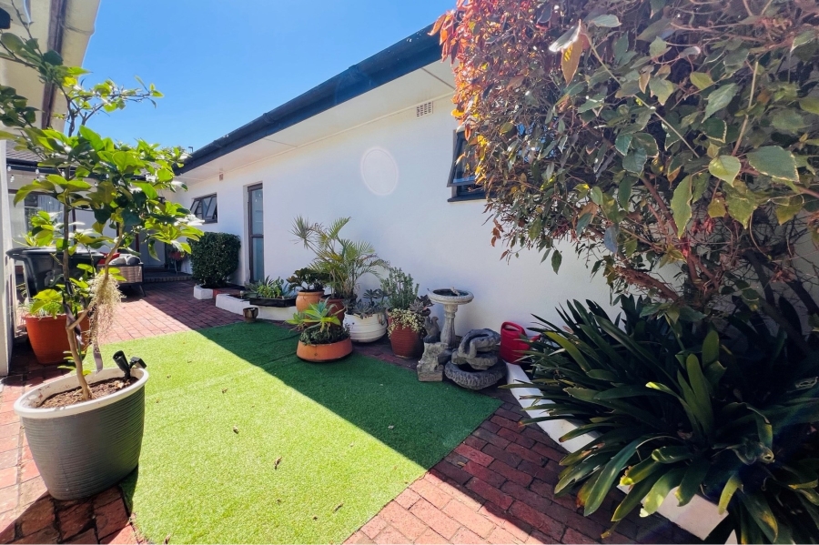 To Let 4 Bedroom Property for Rent in Goodwood Estate Western Cape